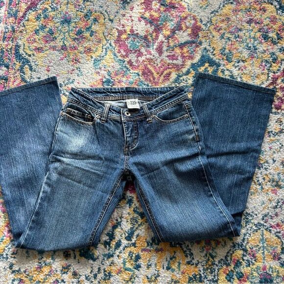 Most beautiful pair of mid rise flared dark wash y2k jeans - Picture 3 of 4